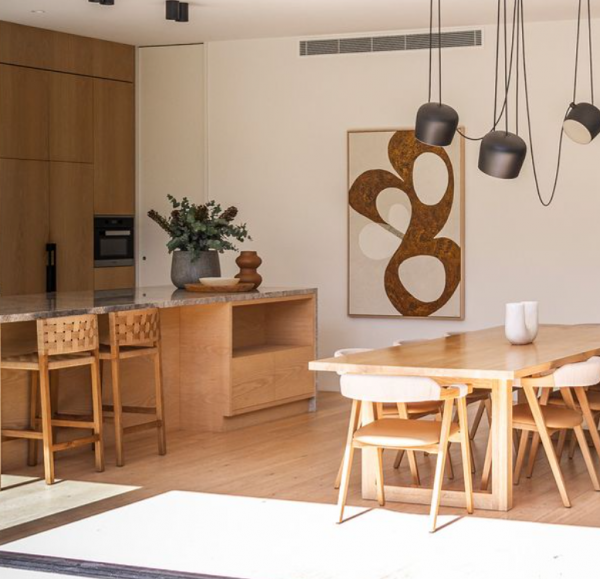 Dapur dengan ornamen tradisional seperti ukiran kayu dan kain tenun